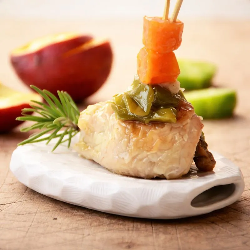 Pollo en brocheta de verduras y frutas de verano